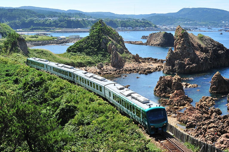 荒々しい海岸線や美しい夕景などに出会える日本海沿いが絶景ポイント。画像提供：JR東日本