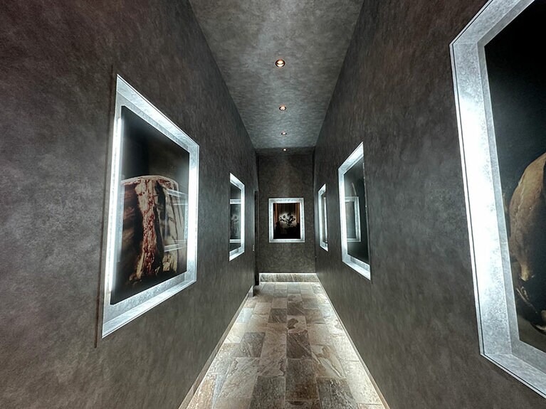 レストランの入り口を入ると、ギャラリーのような空間が。