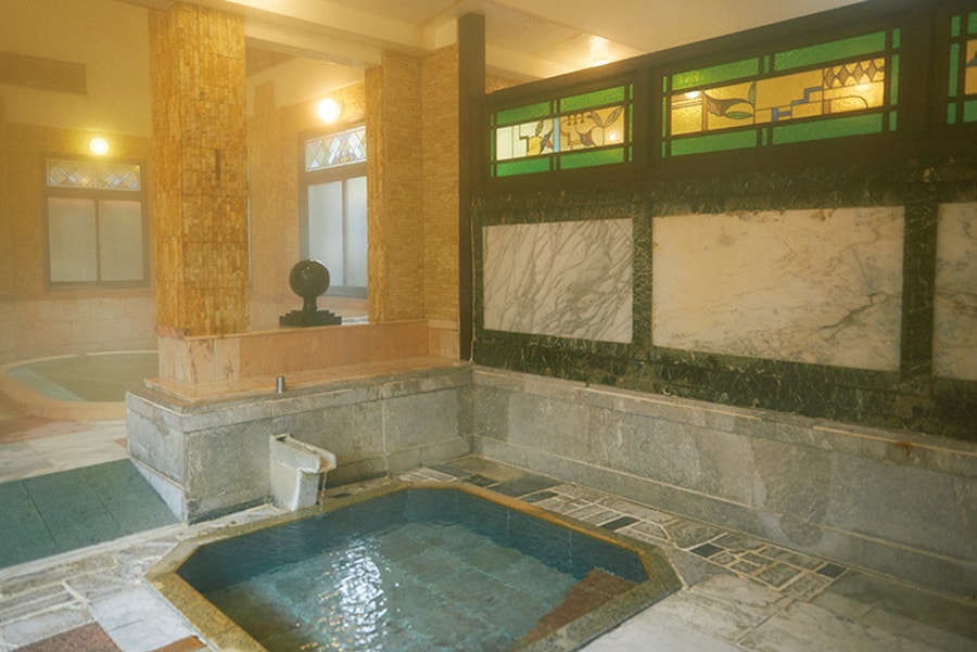【旅館花屋】大理石とステンドグラスが印象的なクラシックな内風呂。Photo: Masahiro Sanbe