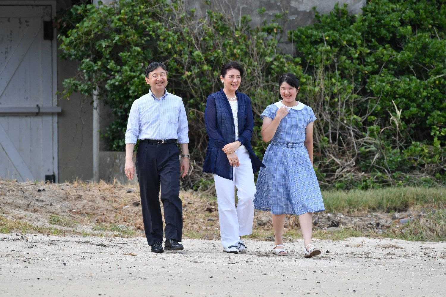 2018年8月、三井浜を散策される皇太子ご一家（当時） 　©JMPA