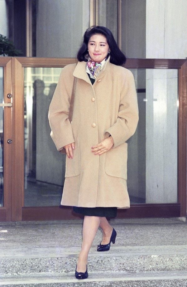 1993年1月31日、東宮仮御所へ向かうため自宅を出る小和田雅子さん（当時）　©共同通信社
