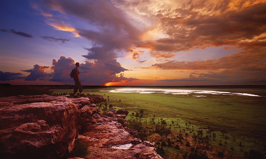 世界遺産としても知られるカカドゥ国立公園を一望できる絶景スポット、ウビア。数万年前から先住民が暮らしてきた土地でもあり、憧れの絶景を目前にして、一期一会の時間を。Photo：Tourism NT／Peter Eve