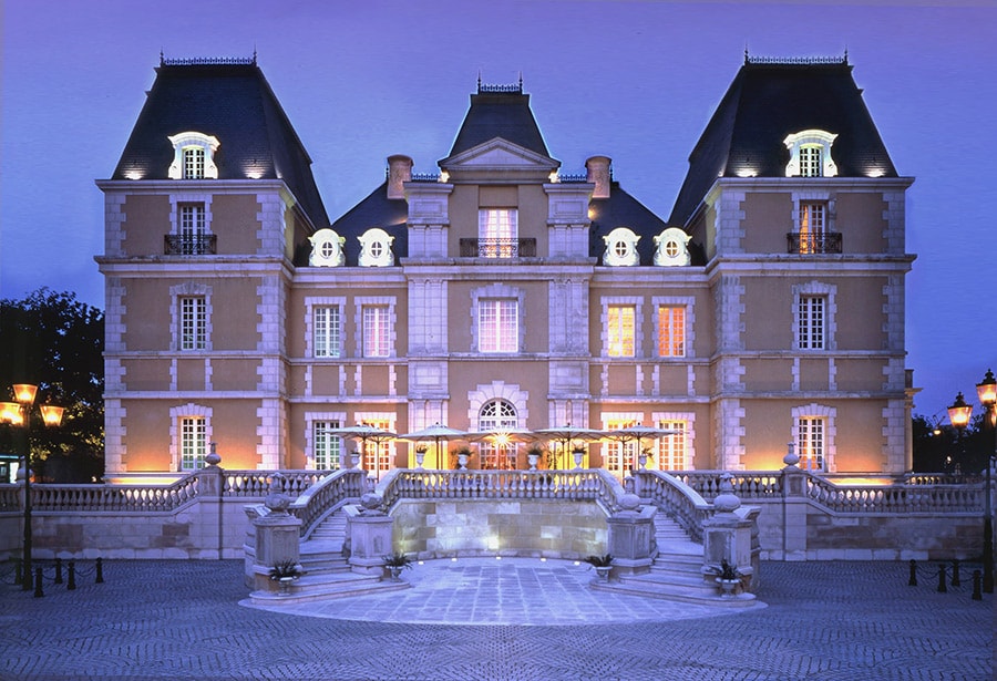 「ガストロノミー“ジョエル・ロブション”」は、フランスの古城を思わせるシャトーレストランの2階に位置する。