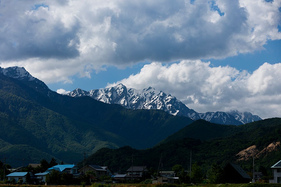 3,000m級の名峰が連なり、雄大な風景が広がっている長野県大町市。