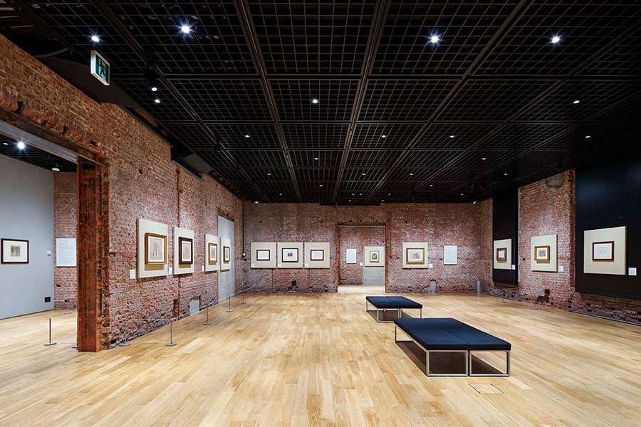 「東京ステーションギャラリー」は、東京駅の歴史を体現する煉瓦壁の展示室を持つ美術館。