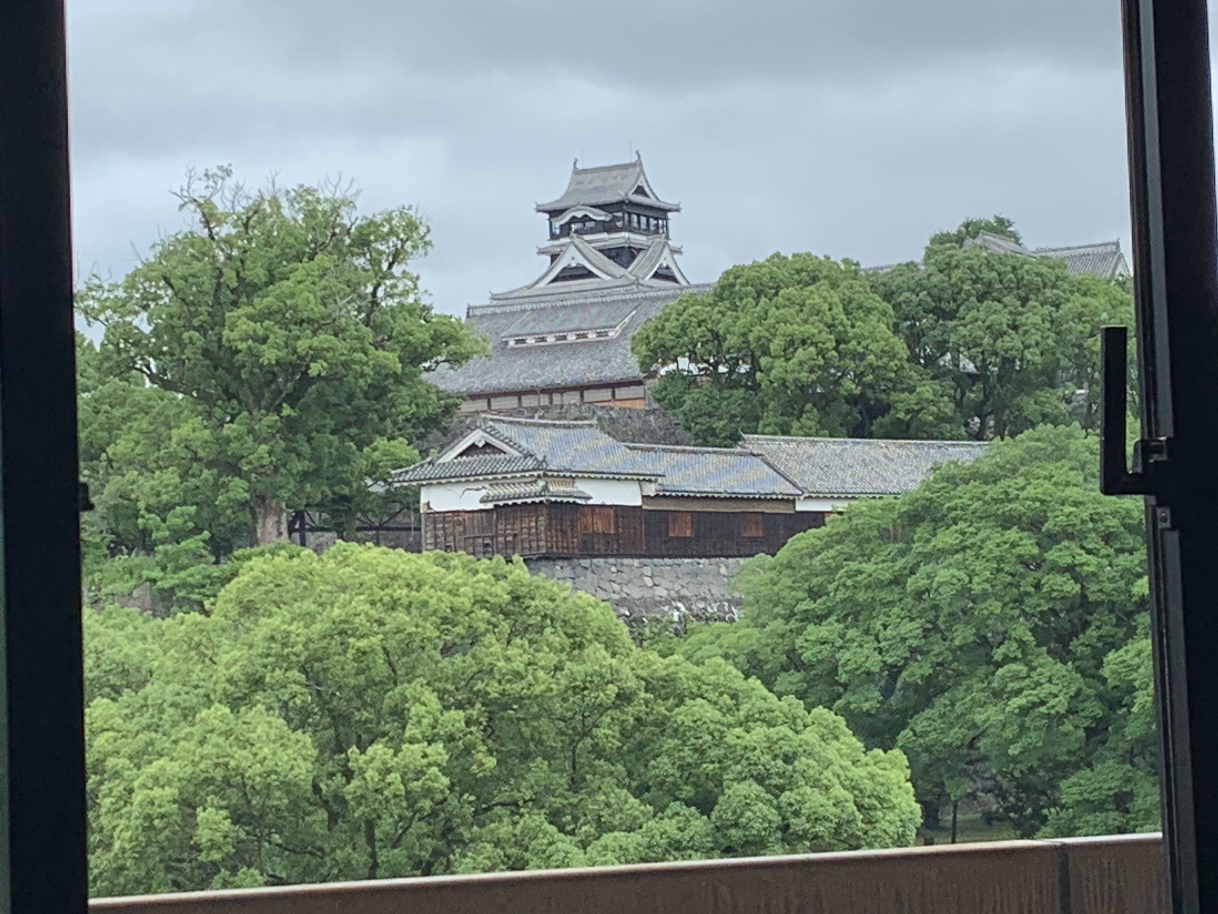 市庁舎応接室から見た熊本城
