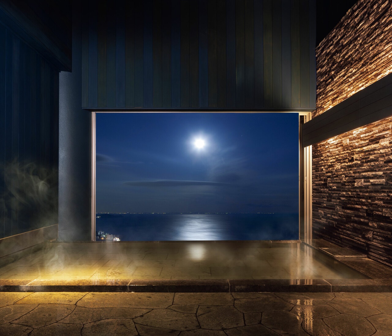 満月前後、気象条件が揃うと現れるムーンロードも楽しみのひとつ。