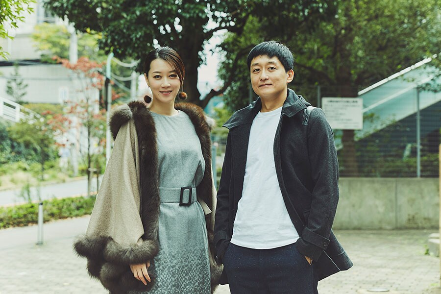女優、凰稀かなめさん(左)と、台湾の俳優クー・ユールン(右)さん。