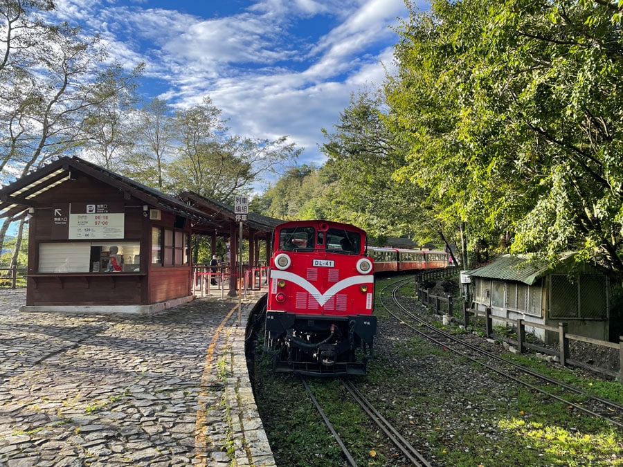 可愛いトロッコ列車で展望台近くまで移動できます。