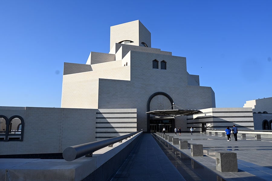 建物のてっぺんのキューブにうがたれた三日月形の開口部は、アバヤから覗く目を表しているとか。