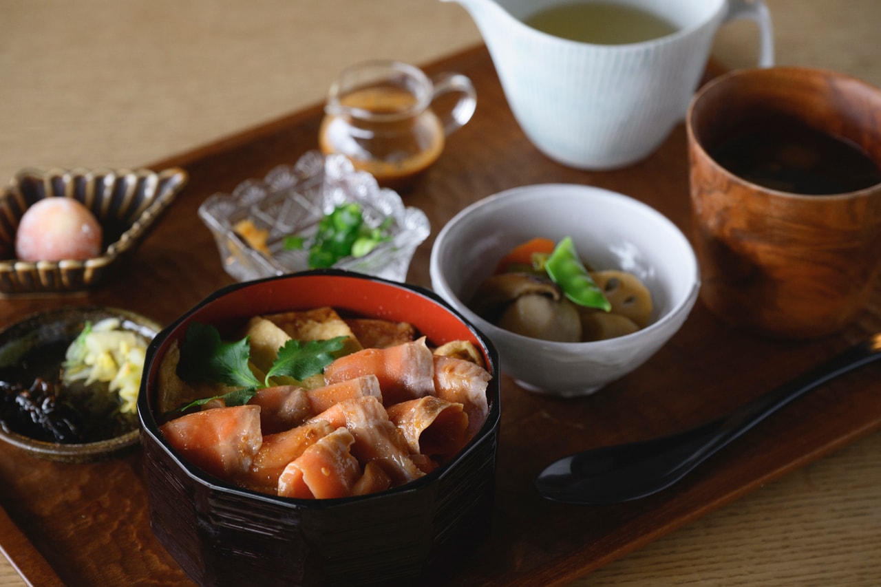 “幻の魚”と呼ばれる希少なサツキマスのひつまぶし。