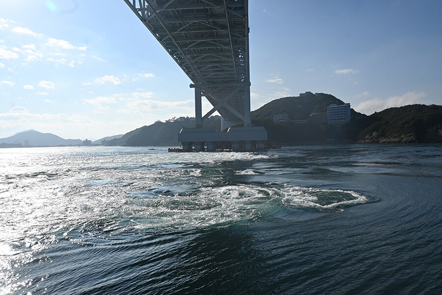 淡路島から出航する「うずしおクルーズ」にて。