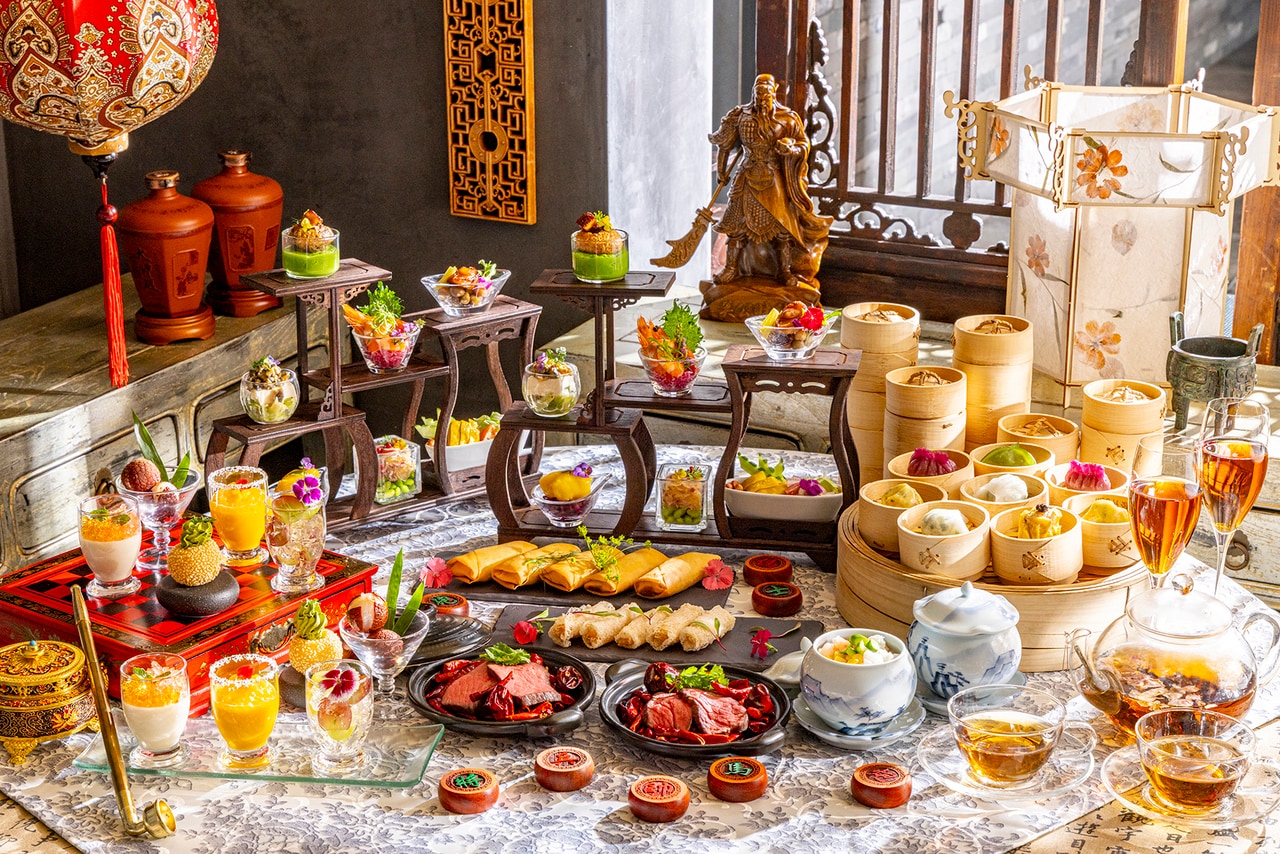 「チャイニーズアフタヌーンティー三国志」のイメージ。点心の食べ放題、シェフズスペシャル9品、さらに4種類のスイーツとグラスライチのセット。平日1名7,480円、土・日・祝日7,980円（税・サ込）、要予約。提供期間／～2026年８月31日（月）まで（延長の可能性あり）