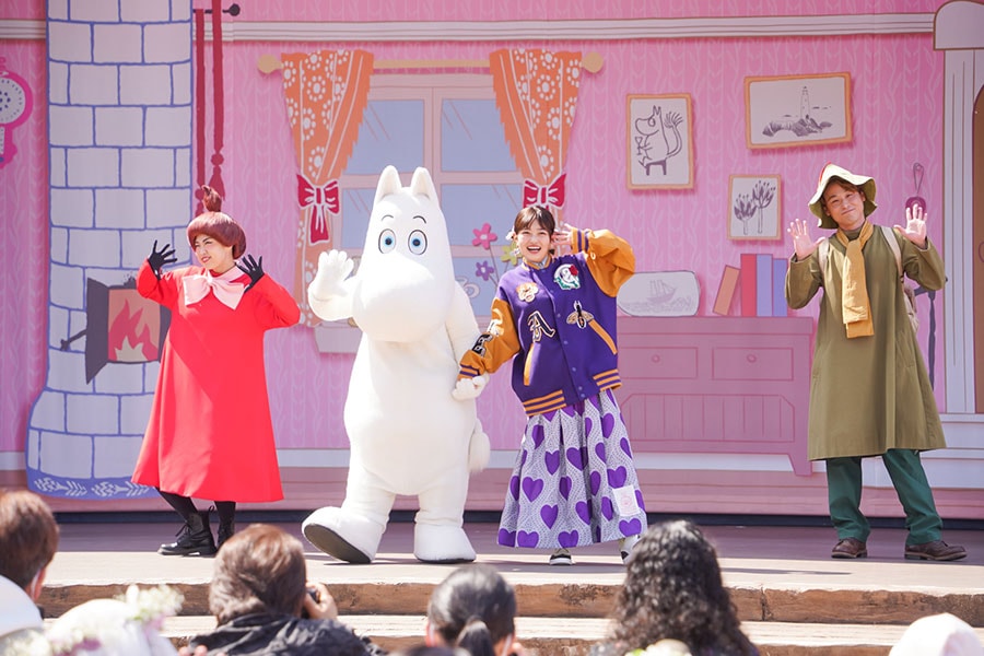 ムーミンバレーパークのオリジナルソング「雲にのれたら」を、ムーミン谷の仲間たち、来園者とともに踊って楽しく盛り上がった。