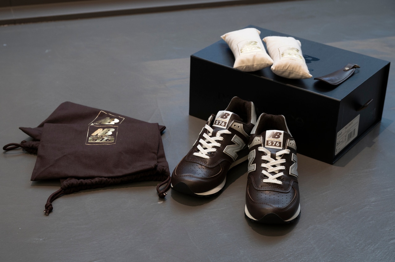 付属するブラウンのシューズ袋とシューズと同じ素材の靴ベラ。小物に注目してもラグジュアリー感があり、まさに特別な一足