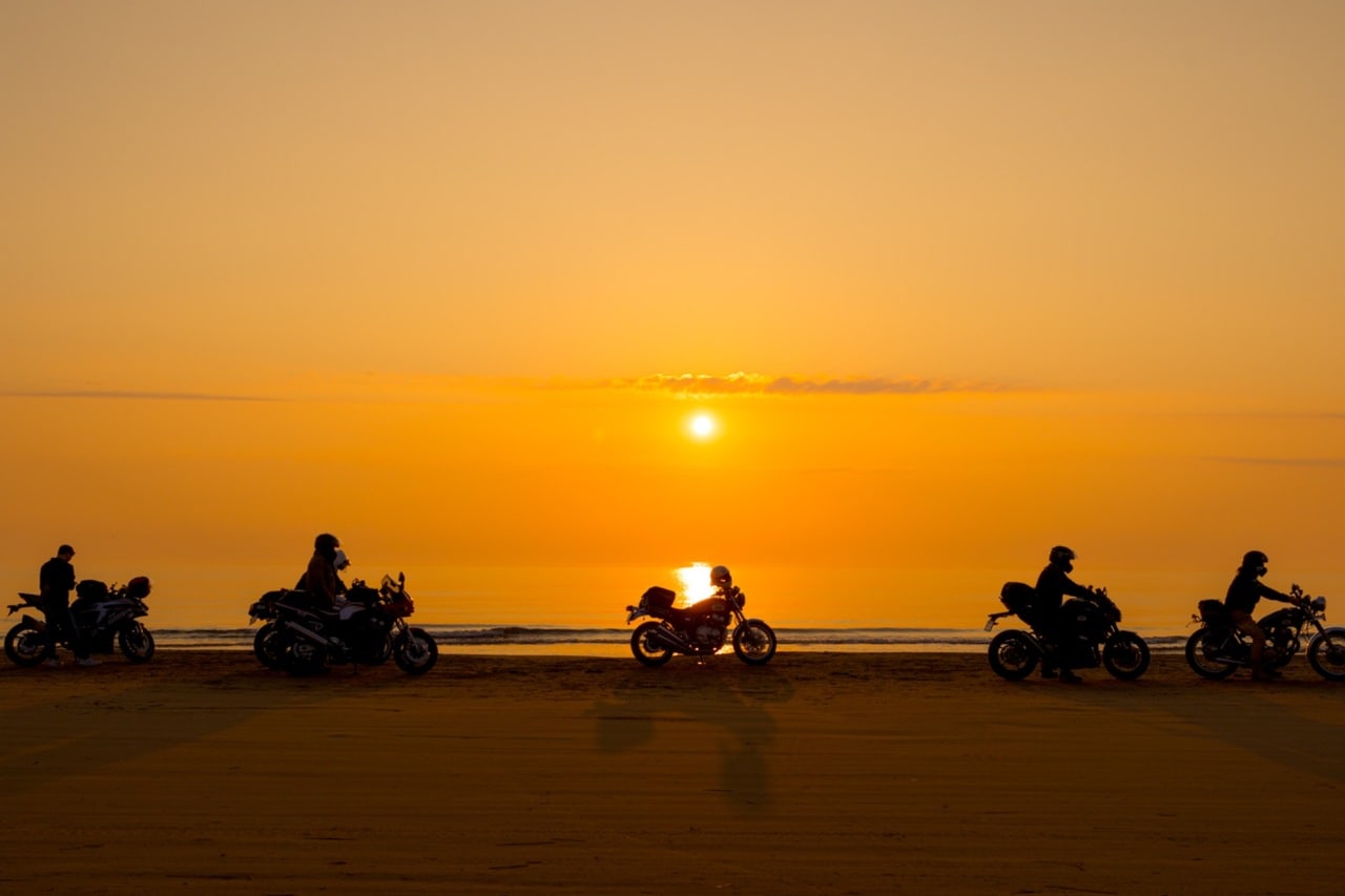 日の出とともに日本列島の東海岸から出発し、日没までに千里浜に到着するバイクのイベントも開催しています。今年は10月に終了。来年、ぜひ！　写真提供／羽咋市商工観光課