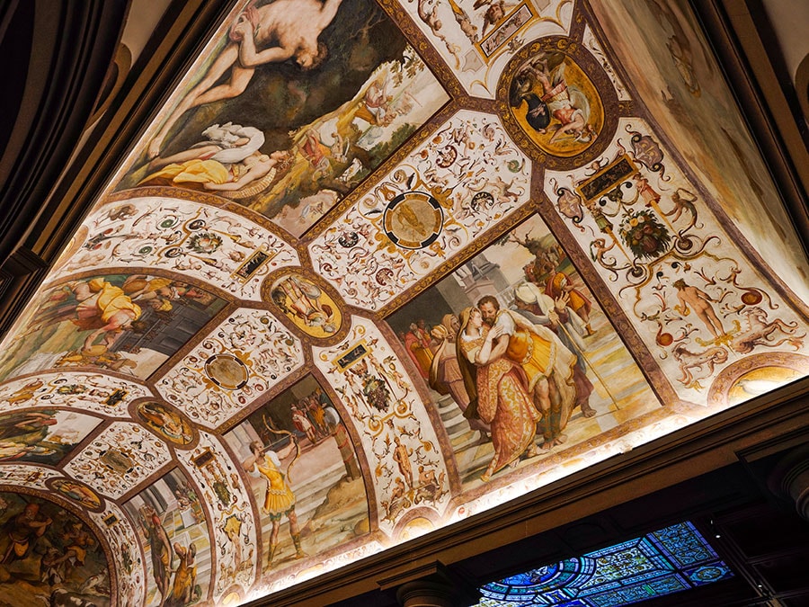 巨匠アレッサンドロ・アローリによる華麗なフレスコ画が天井に。