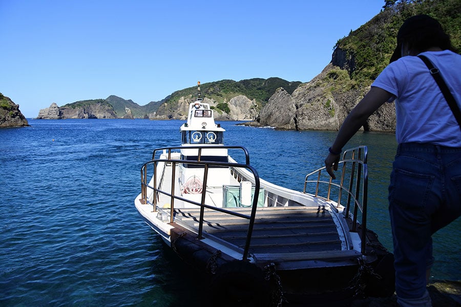 舟渡し発着場所。食事やトイレに、気軽に港とヒリゾ浜間を往復できます。