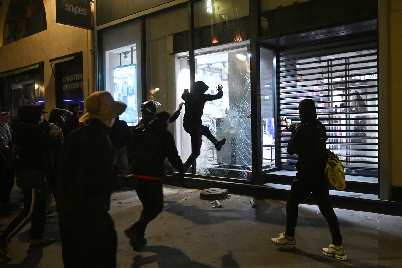 各地で暴動、略奪が行われたフランス。©時事通信社