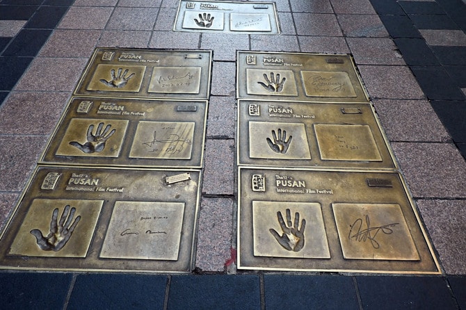 南浦洞の道路の映画スターの手形もチェック。