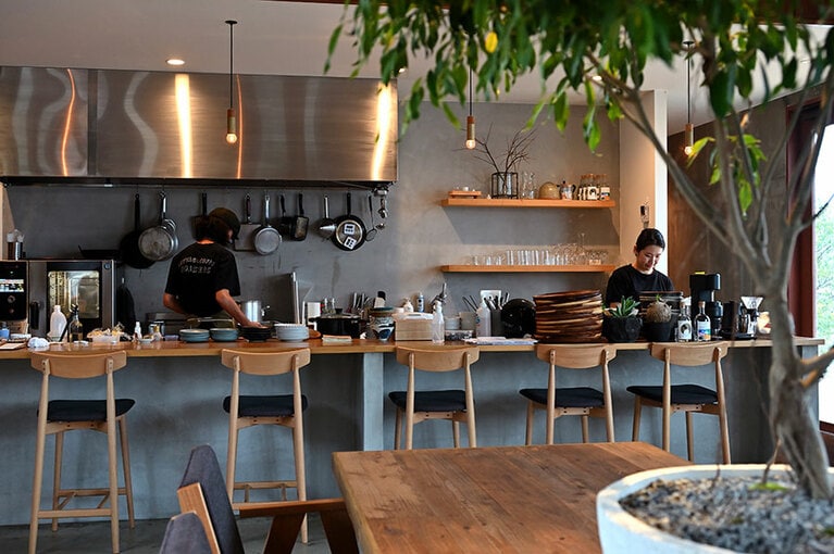 コンクリートと木の温もりが心地よい店内。