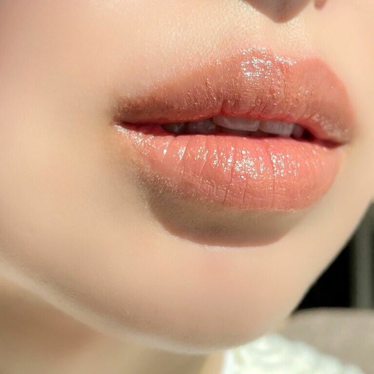 するする～っとひと塗りで、透明感とうるおいに満ちた唇が完成！