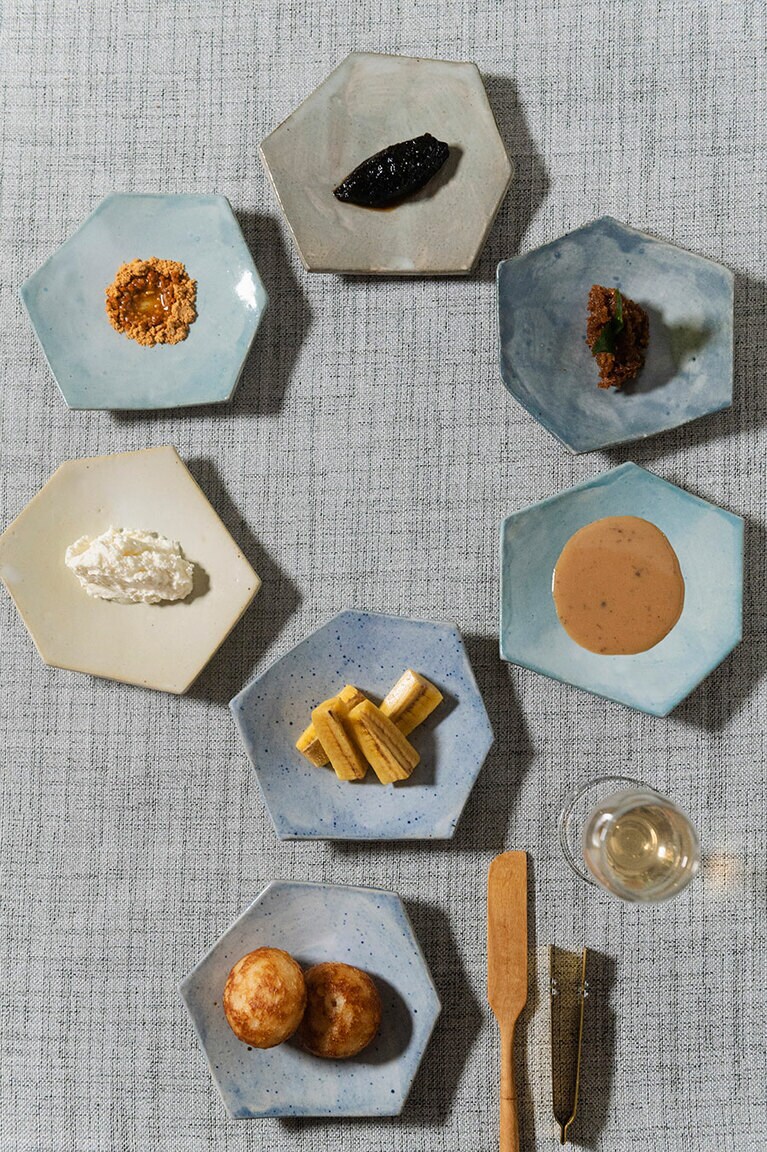 こちらがデザート。手前にあるたこ焼きのような形の甘いパニヤラムを、自家製バター、ココナッツとキャラメルのチャツネなど、6種類のスプレッドにつけて味わう。