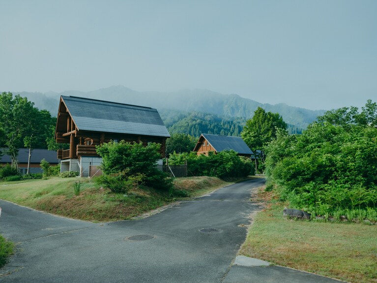 作家・開高健が愛した宿「杉村」を引き継いだホテルとしても知られる「尾瀬十帖」は、雑誌「自遊人」岩佐十良が手がける評判の宿。自然豊かな土地で、風土・文化・歴史・食材の背景にまで光をあて、そのすべてを堪能できる。