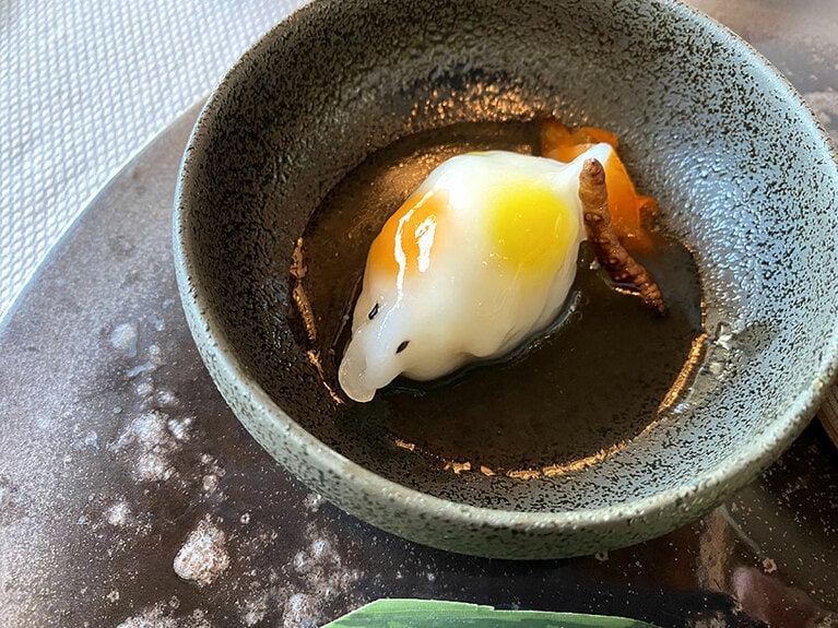 金魚を象った蒸し餃子のソースに冬虫夏草が使われている。冬虫夏草は噛むとコリッとした歯応えがある。