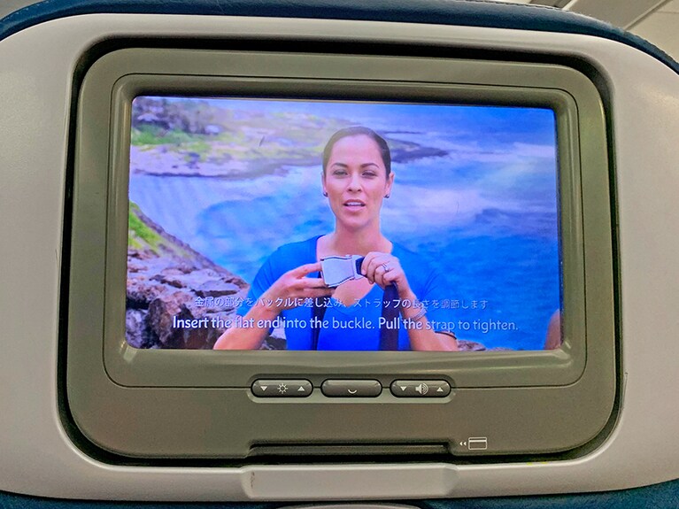 ハワイらしい機内安全ビデオ。