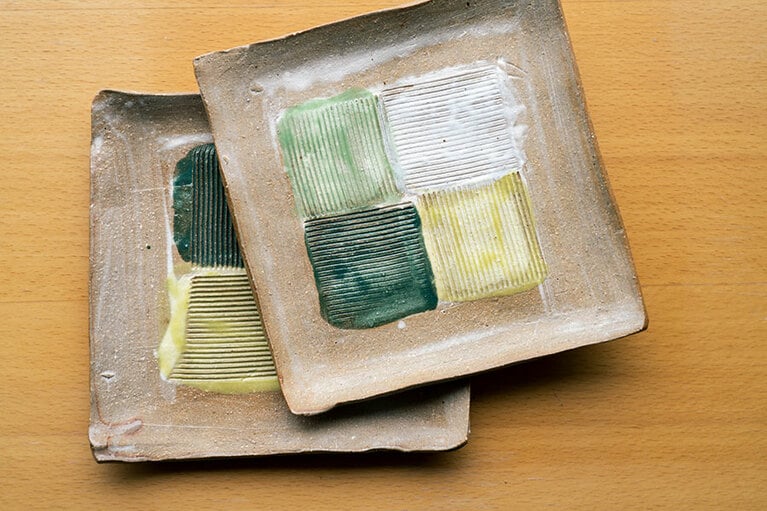「喜楽窯」の作品。4色のバランスと刷毛の塗り具合に味があるプレート 各1,320円。