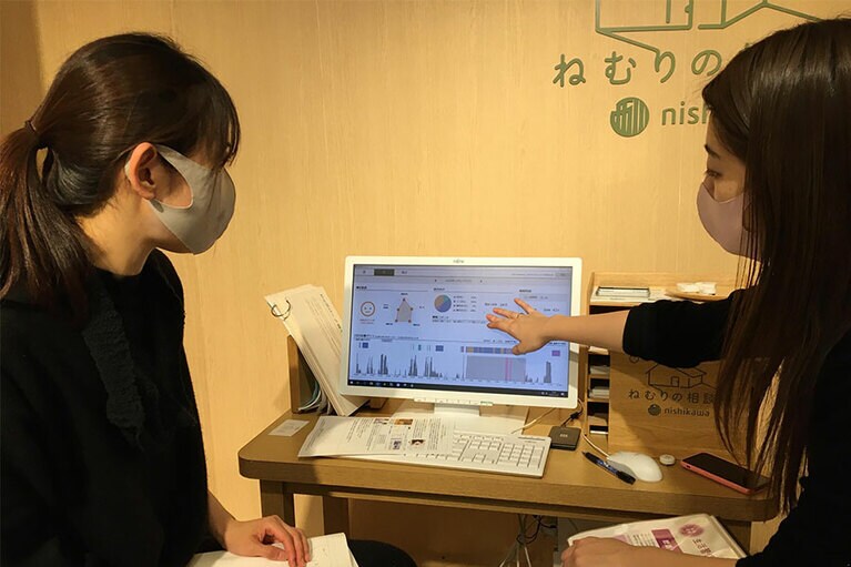 前回に続き、西川広報でスリープマスターの森 優奈さん(右)にカウンセリングしてもらいました。