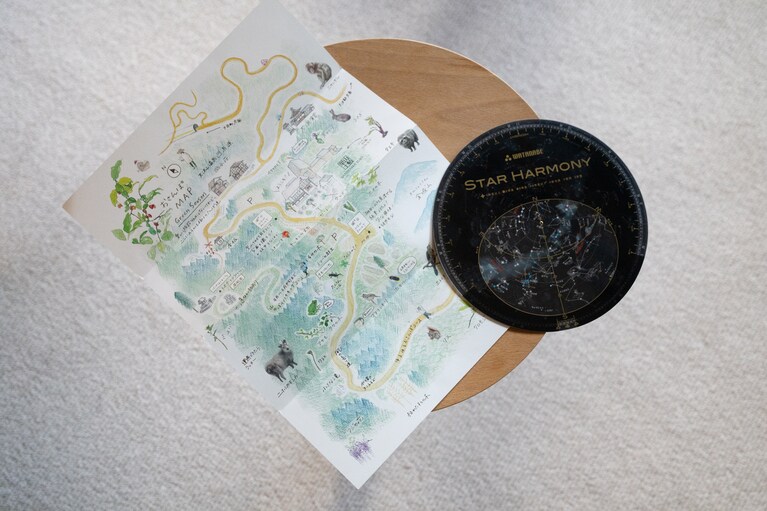 客室には周辺のスポットを案内する「おさんぽマップ」と星空鑑賞に格好の「星座早見盤」が用意されています。