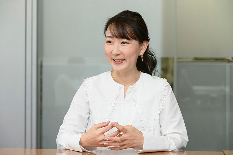 能美黎子さんの座右の銘は「思い立ったが吉日」。とにかく楽しむことが好き。また、温泉ソムリエ、メディカルハーブコーディネーター、コスメコンシェルジュといった資格を取得するなど、キャリアアップのための勉強も日々欠かさない。