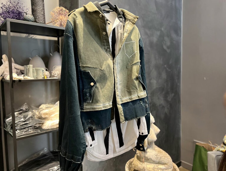 異素材の組み合わせも彼のデザインの特徴だ。