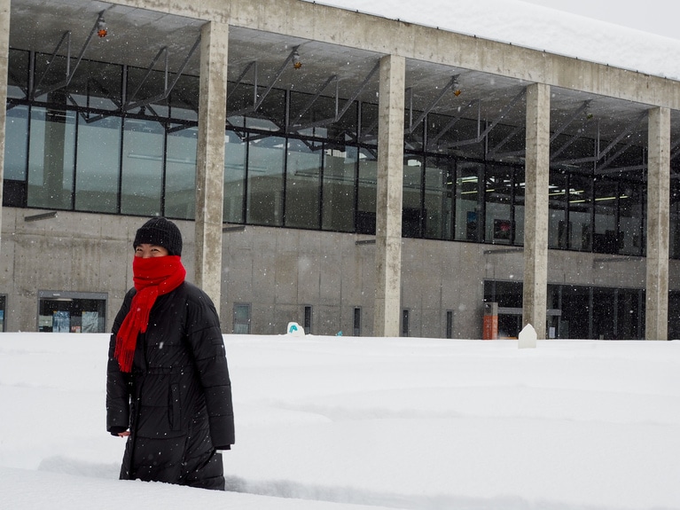 「 研ぎ澄ます、雪の妻有」 ⼭本 茜  「雪の中の迷路」（「モネ船長の方舟」　大輪龍志-TAiRiN） 美術館の入り口前で、スタッフの方が雪の中絶えず整えてくれていた雪の迷路に挑戦。
