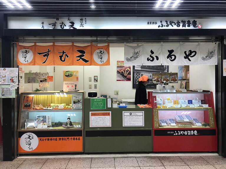 近鉄線改札横にある「天むす 千寿」近鉄名古屋駅構内店。
