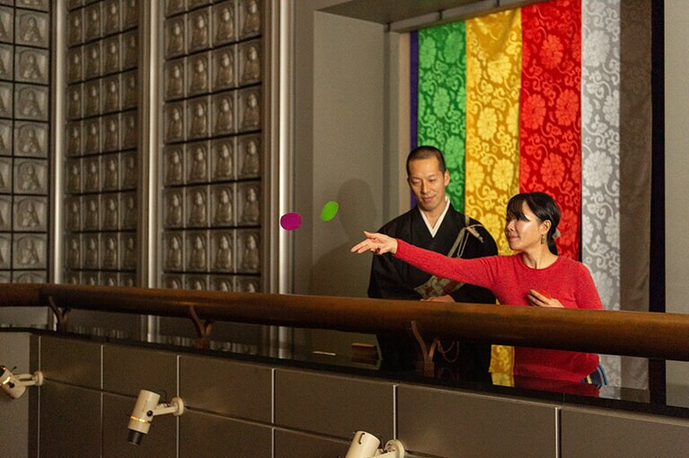 多望閣で行うのは散華。蓮の花をかたどった紙を空に放して、仏様に感謝の気持ちを伝える。