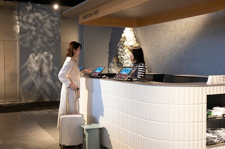 チェックインはタッチパネルで操作も簡単な自動チェックイン機にて。