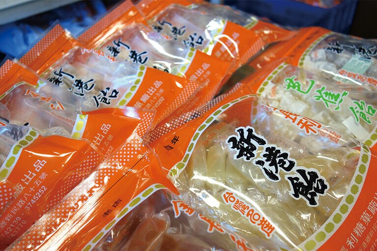 素朴ながらもクセになる味わいの飴「新港飴」。