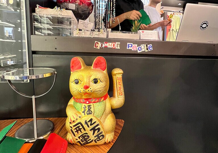 レジ前には、なぜか「開運」の招き猫が！