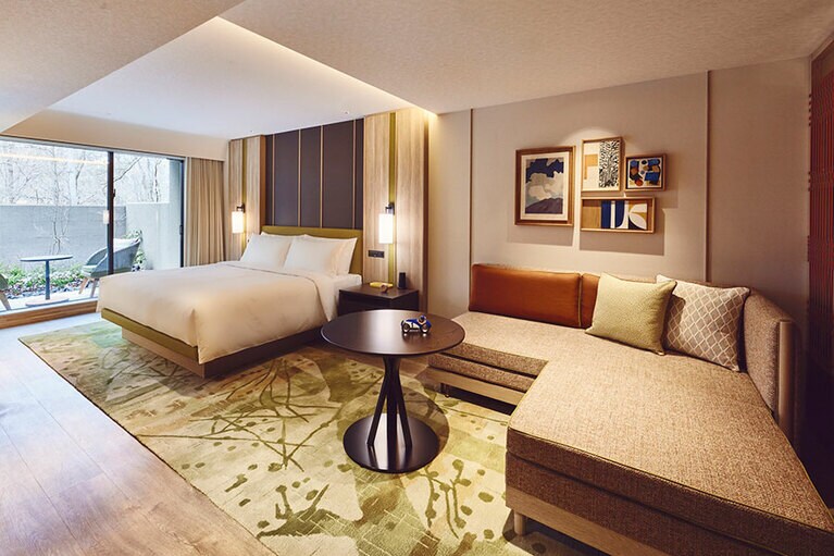 木材を基調とした客室。