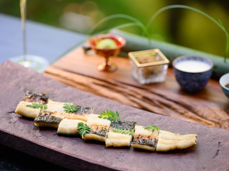 薬味で味変するのが楽しい白焼き。