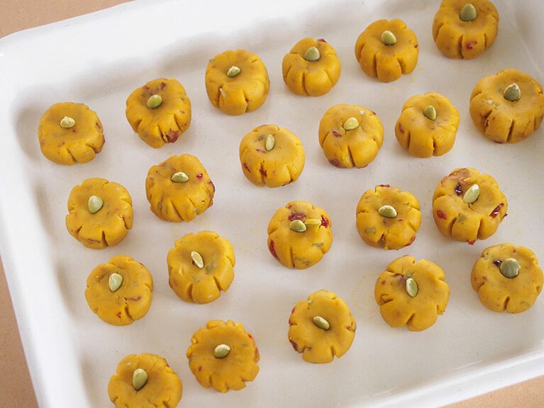 (6) 形を整えたら、かぼちゃの種を上に刺します。