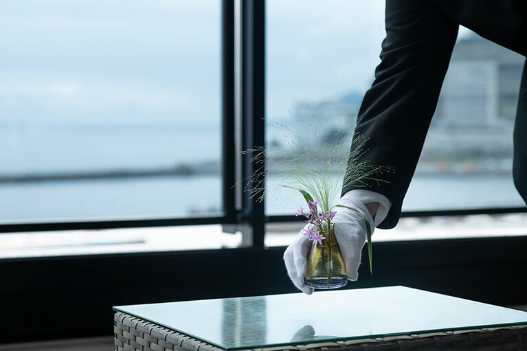 バトラーサービスでは、快適にお過ごしいただくためにお部屋をアレンジし、お好みの寝具やお花などをご用意することも。