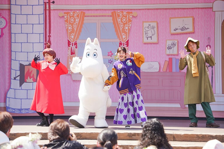 ムーミンバレーパークのオリジナルソング「雲にのれたら」を、ムーミン谷の仲間たち、来園者とともに踊って楽しく盛り上がった。
