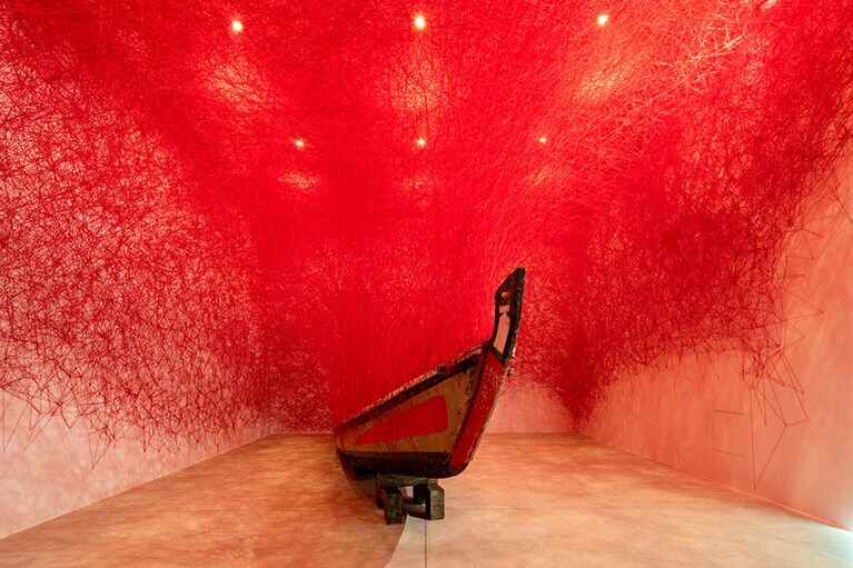 塩田千春《水の記憶》 撮影：小山田邦哉 ©2021 JASPAR, Tokyo and SHIOTA Chiharu