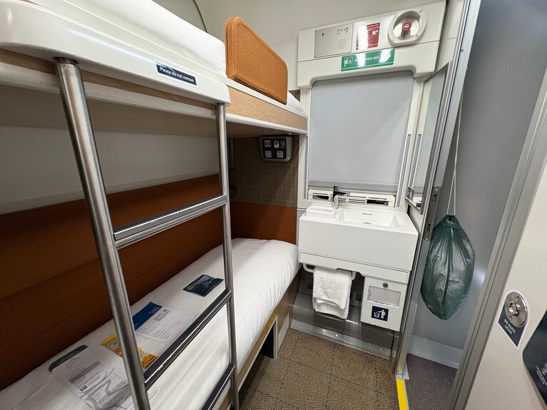 コンパクトなキャビンながら、無駄なく設備が収納されています。