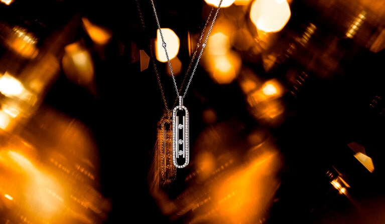 シグネチャーコレクションのMove(ムーヴ)から、ムーブ テンス ネックレス 610,000円。