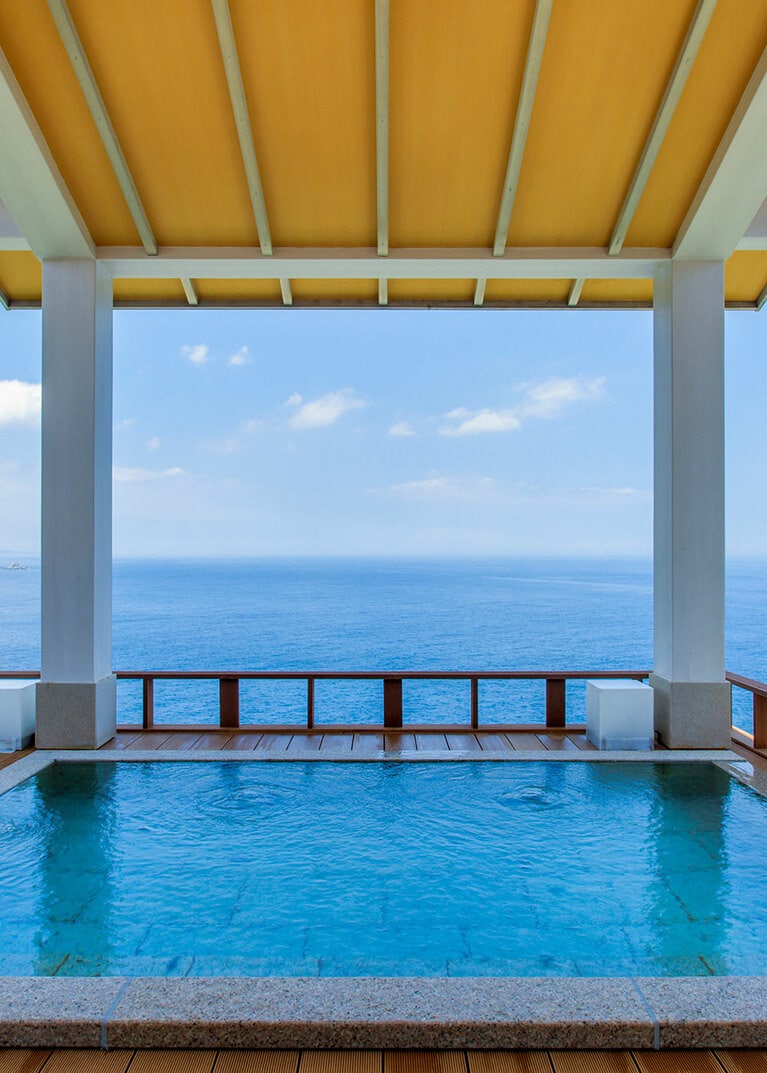 270度の大パノラマで海を眺める望洋露天風呂。